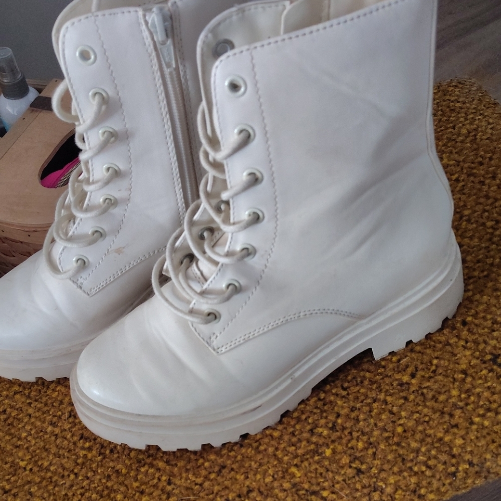 Women's Cream Lace-Up Boots